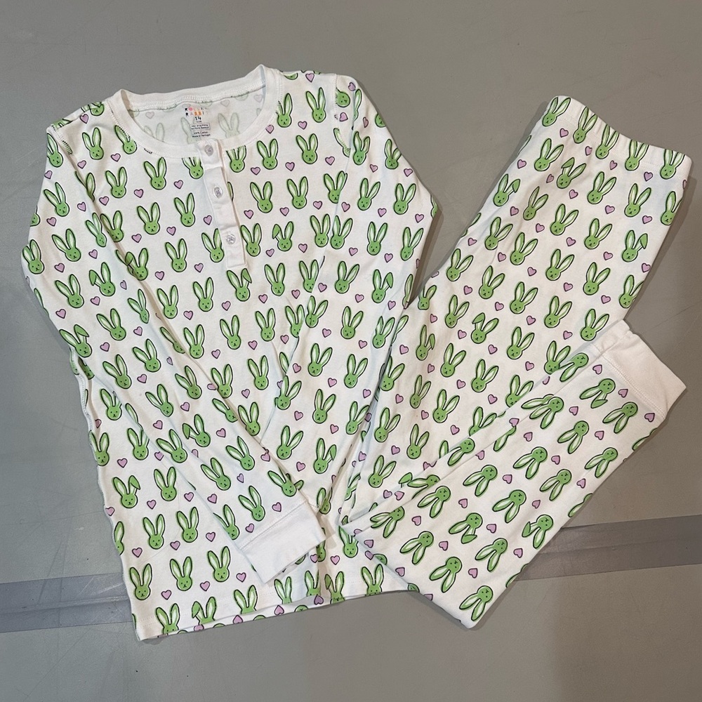 Bunnies Print Roller Rabbit Pajama Set in Size 14.